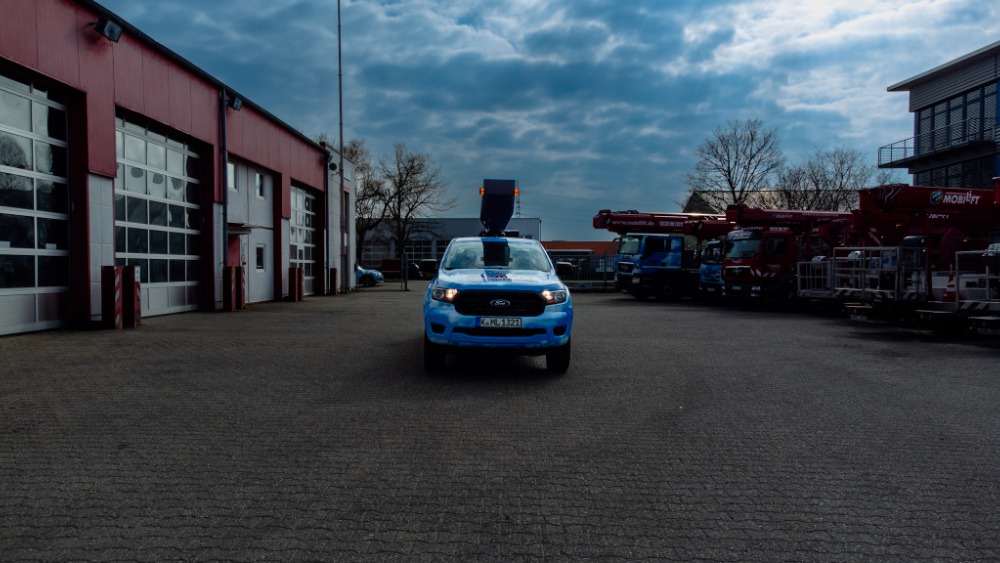Unsere kleinste LKW-Hubarbeitsbühne in der Dämmerung