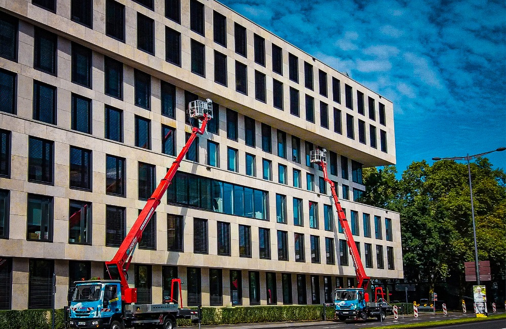 Zwei unserer LKW-Arbeitsbühne in Köln am Rhein